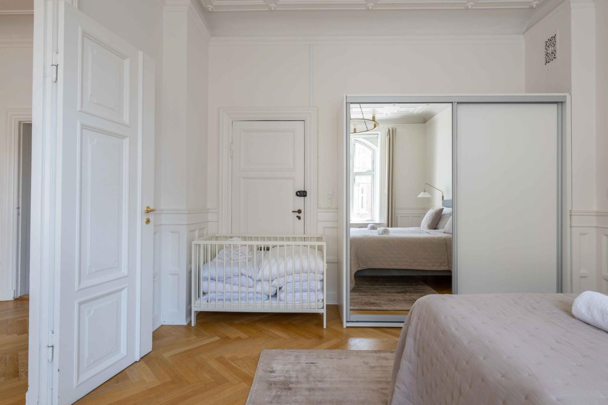 Lovely 3br Manor 5 Min From Tivoli Gardens Leilighet København